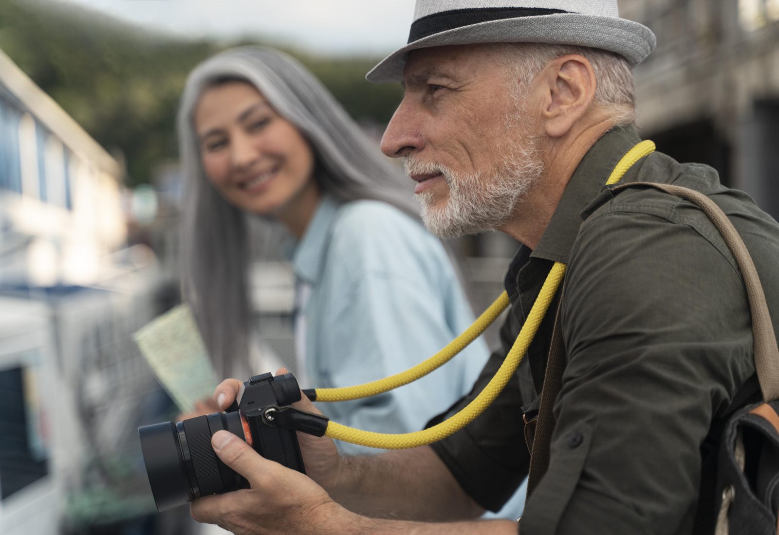 Pareja senior viajando, con cámara, disfrutando del viaje