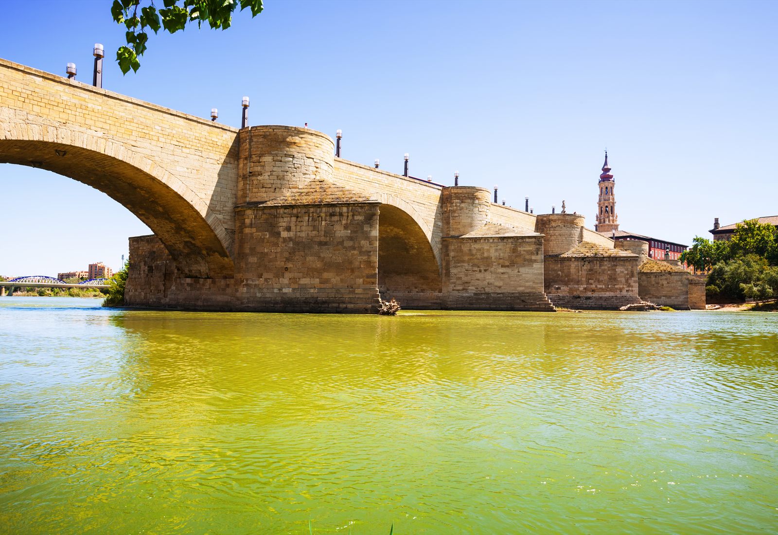Puente de piedra y paisaje urbano