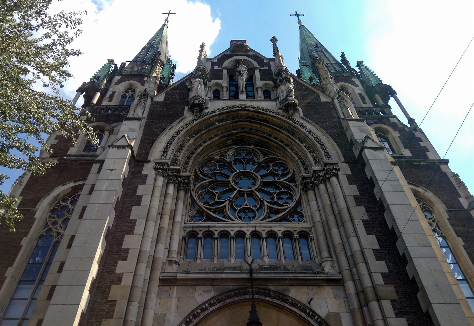 Catedral y cielo azul